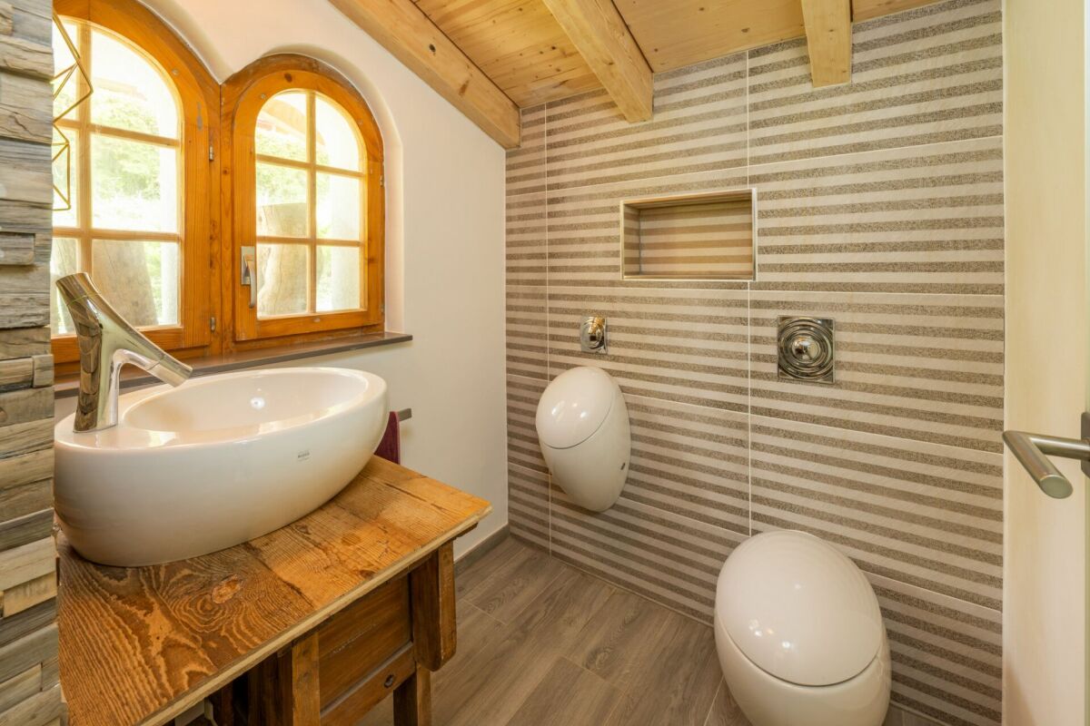 Modernes Badezimmer mit Holzfenster und wandhängendem WC