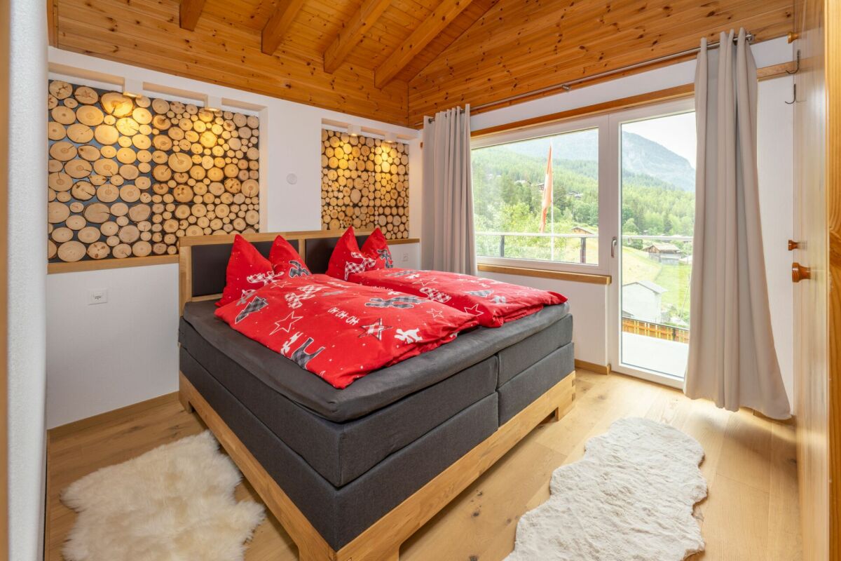 Gemütliches Schlafzimmer mit Bergblick