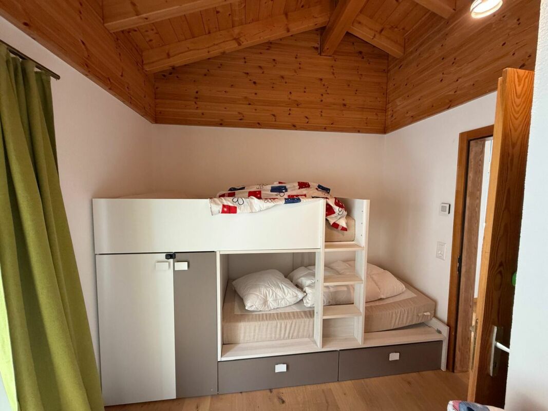 Kinderzimmer mit Hochbett und Holzdecke