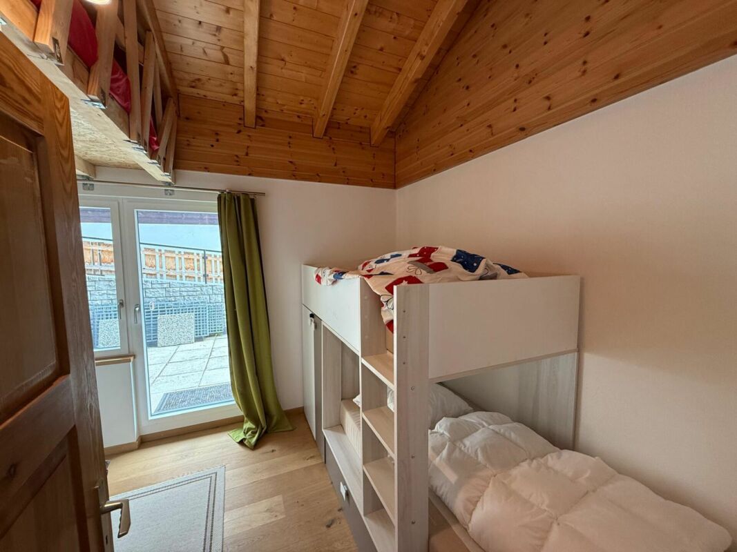 Kinderzimmer mit Etagenbett und Balkontür