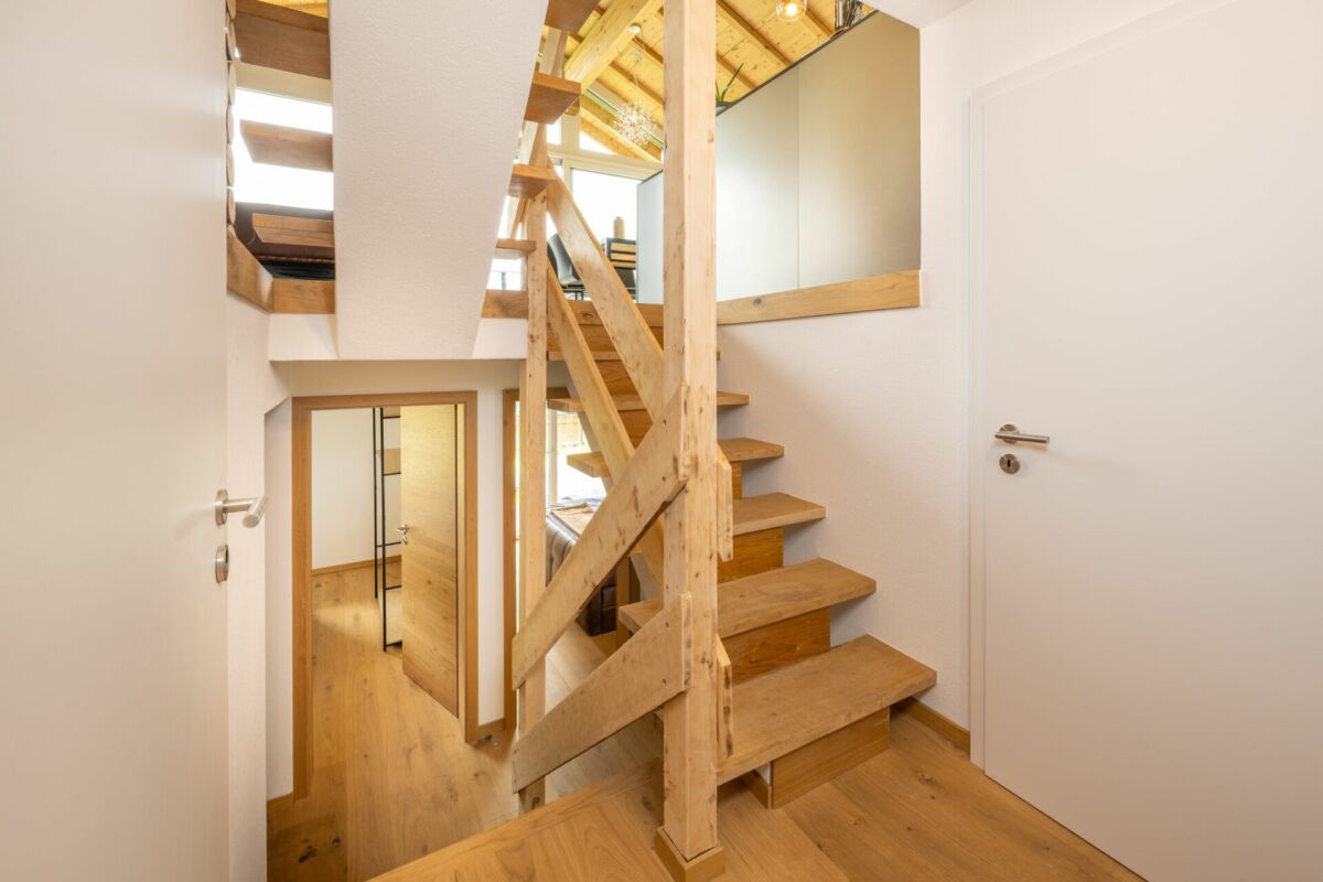 Treppenhaus mit Holztreppe