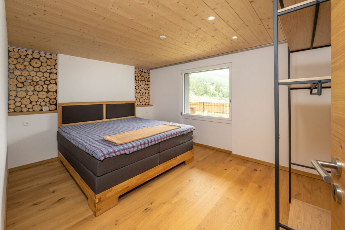 Gemütliches Schlafzimmer mit Holzausbau