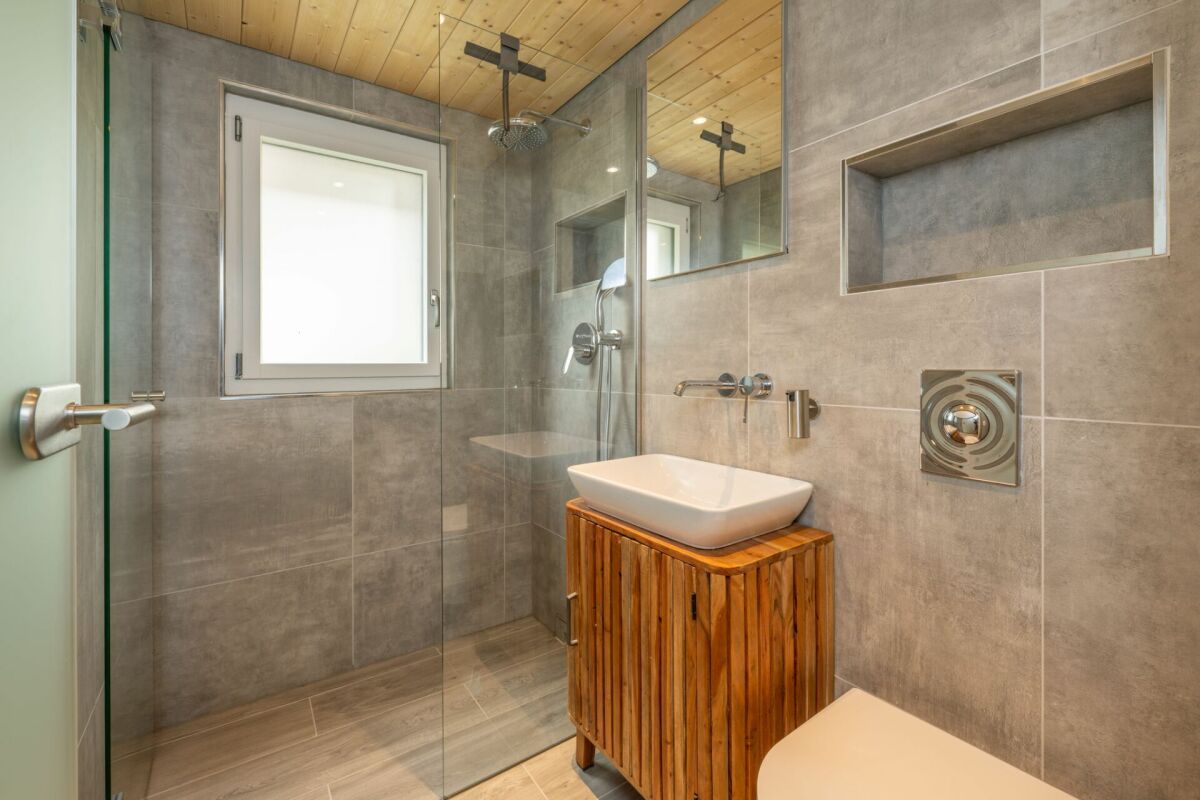 Modernes Badezimmer mit begehbarer Dusche und Waschtisch