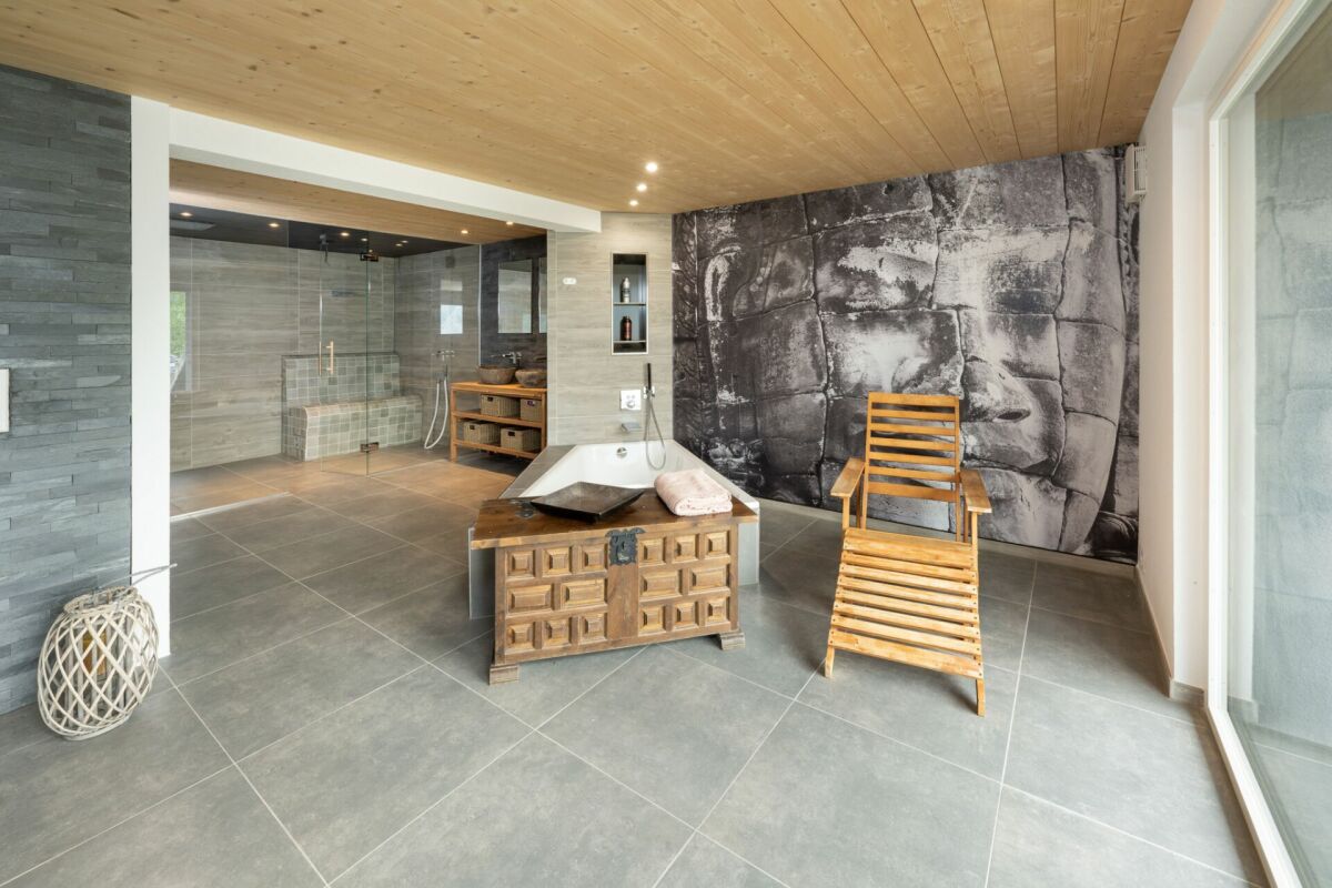 Luxuriöses Badezimmer mit Spa-Charakter