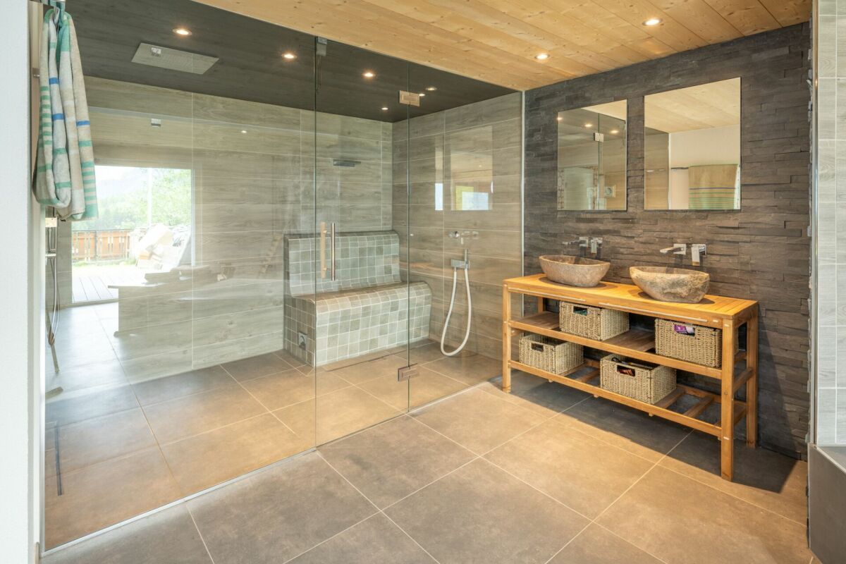Modernes Badezimmer mit Glasdusche und Doppelwaschtisch
