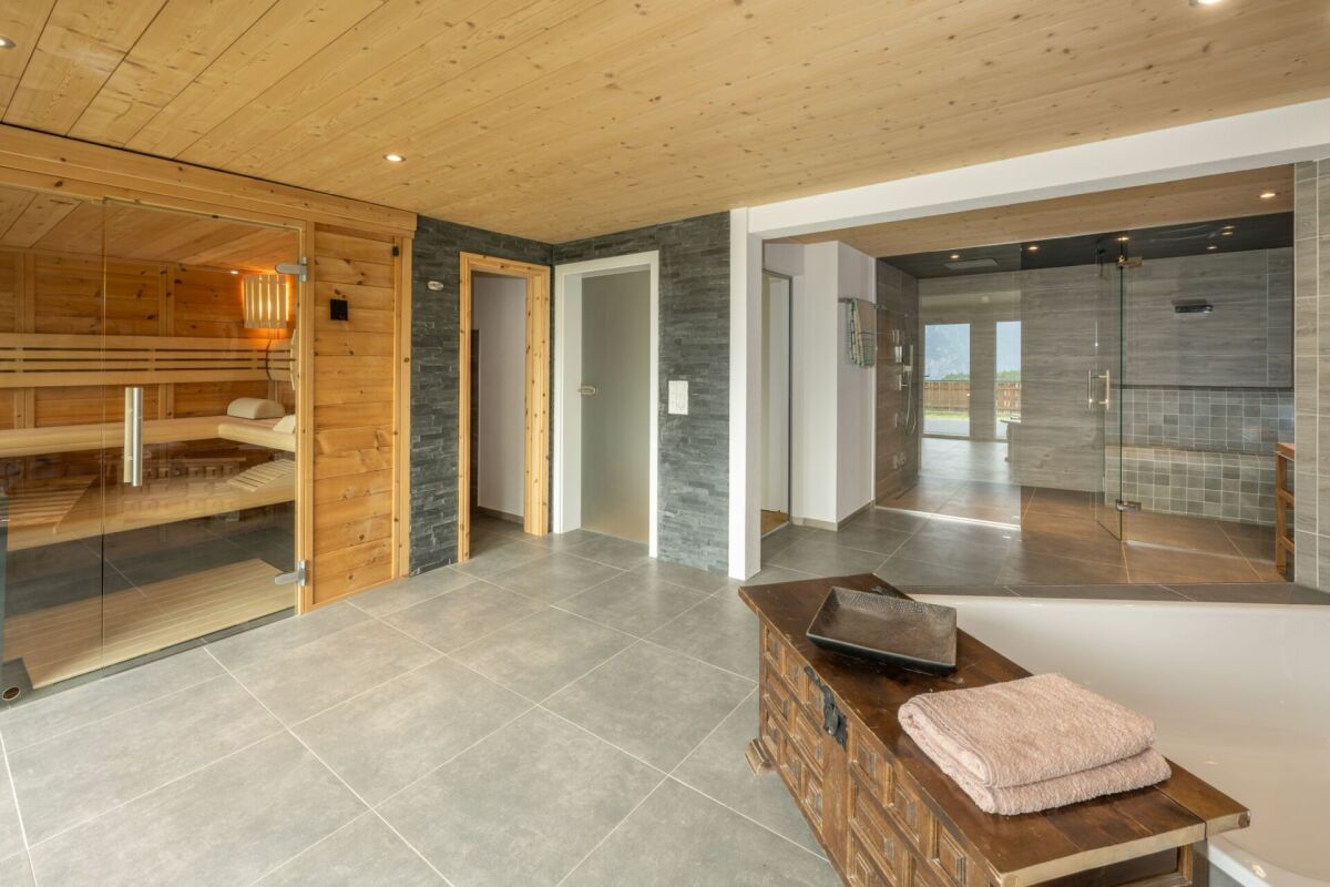 Wellnessbereich mit Sauna und Bad