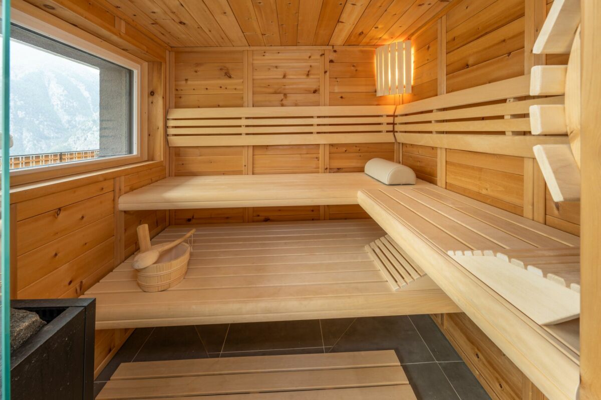 Sauna-Innenraum mit Holzverkleidung