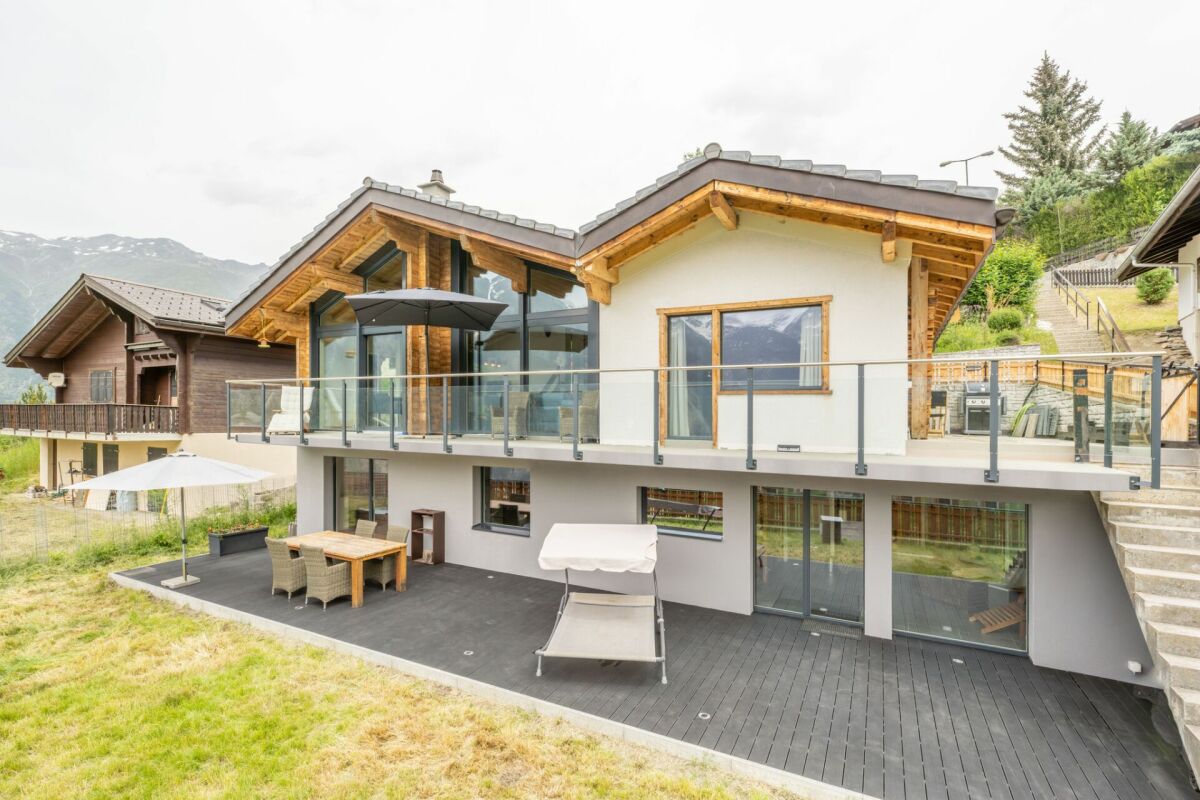 Alpines Wohnhaus mit großer Terrasse