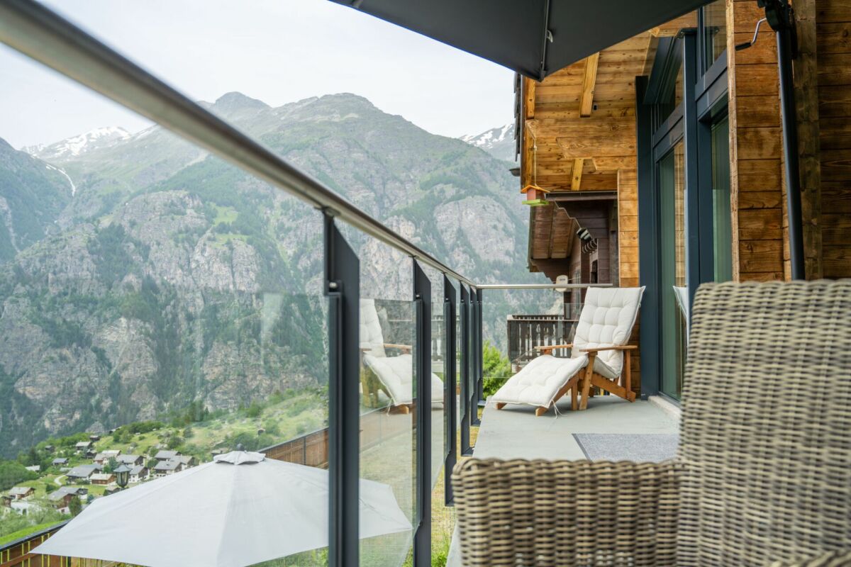 Alpenbalkon mit Bergblick