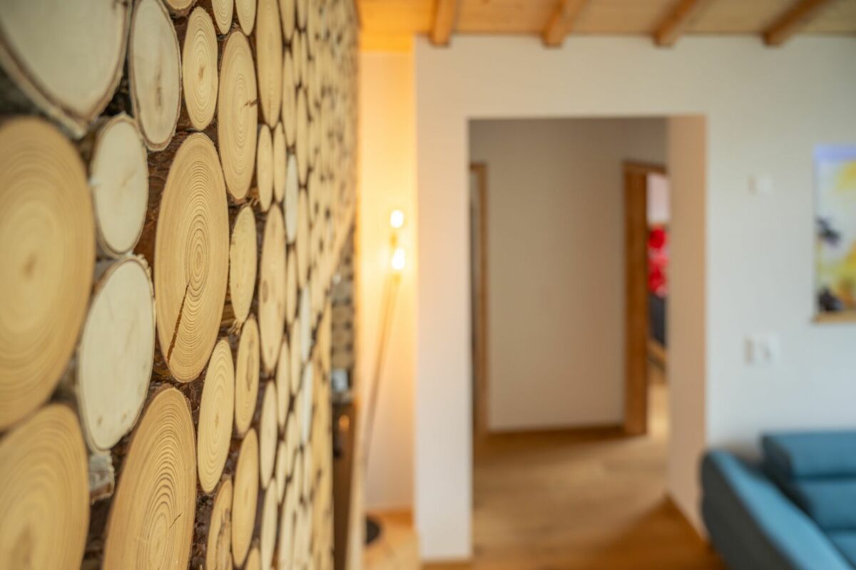 Wohnraum mit Holzstammmuster-Wandverkleidung