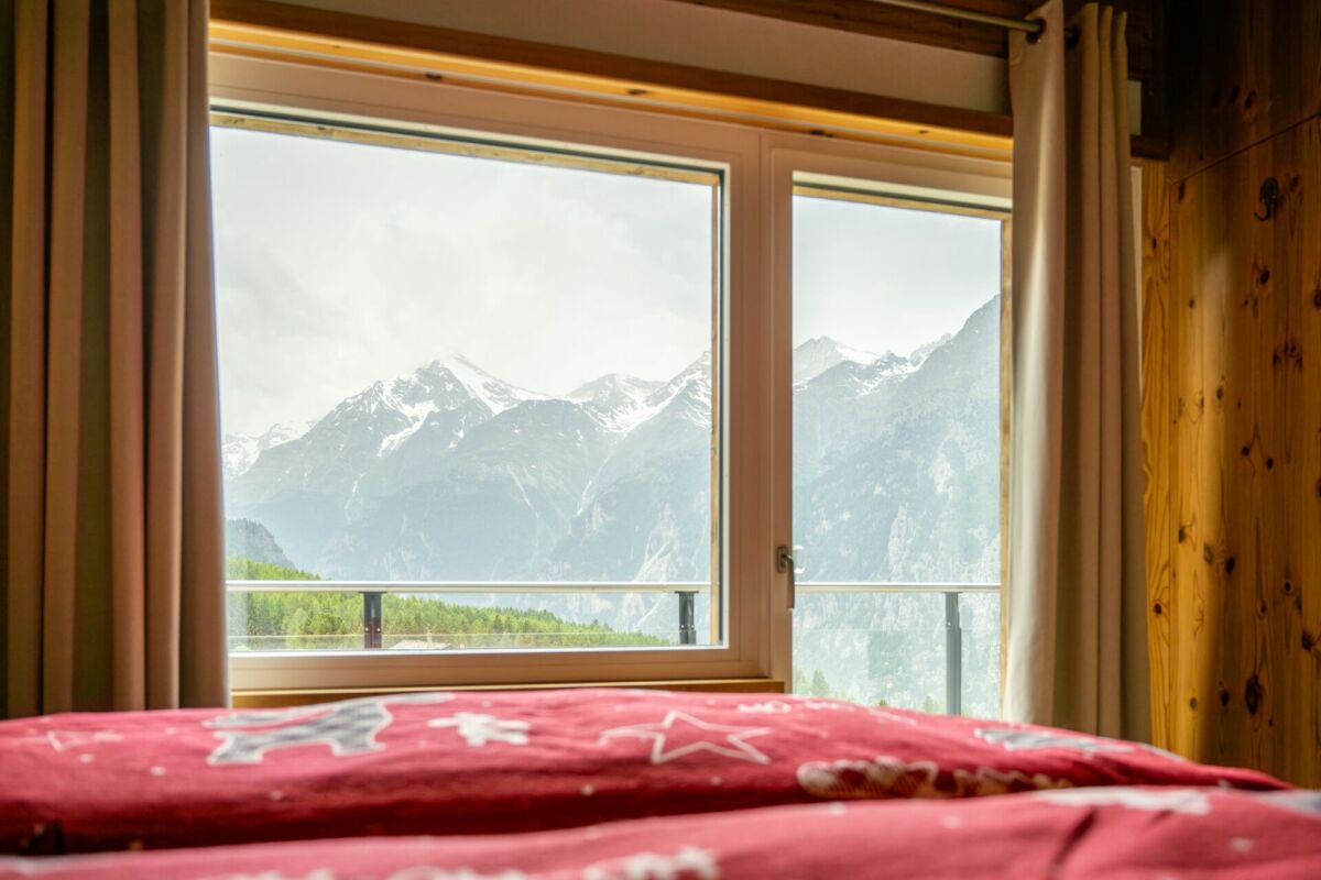 Alpiner Schlafzimmerblick mit Bergpanorama