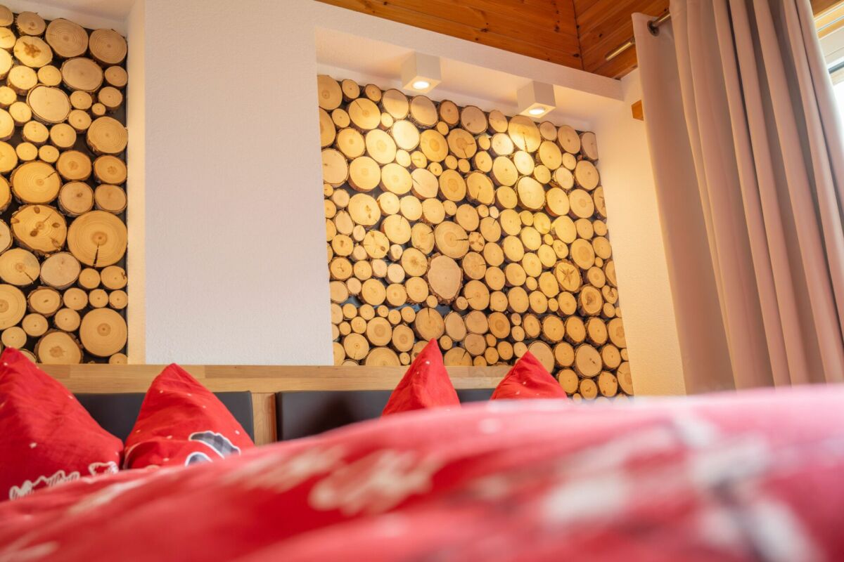 Gemütliches Schlafzimmer mit Holzdekor