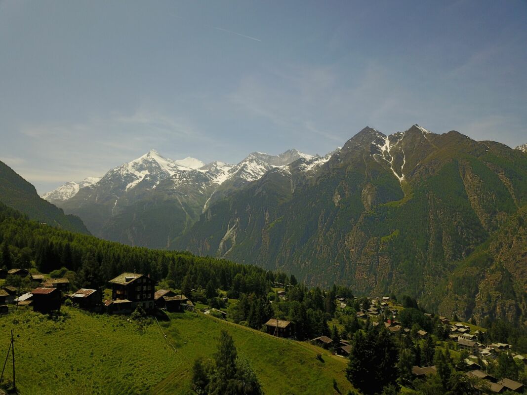 Bergpanorama mit alpiner Siedlung