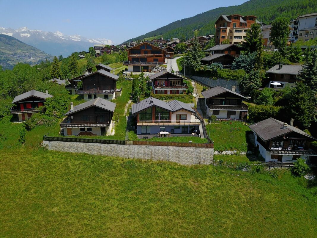 Alpine Wohnsiedlung mit Chalets und Bergpanorama