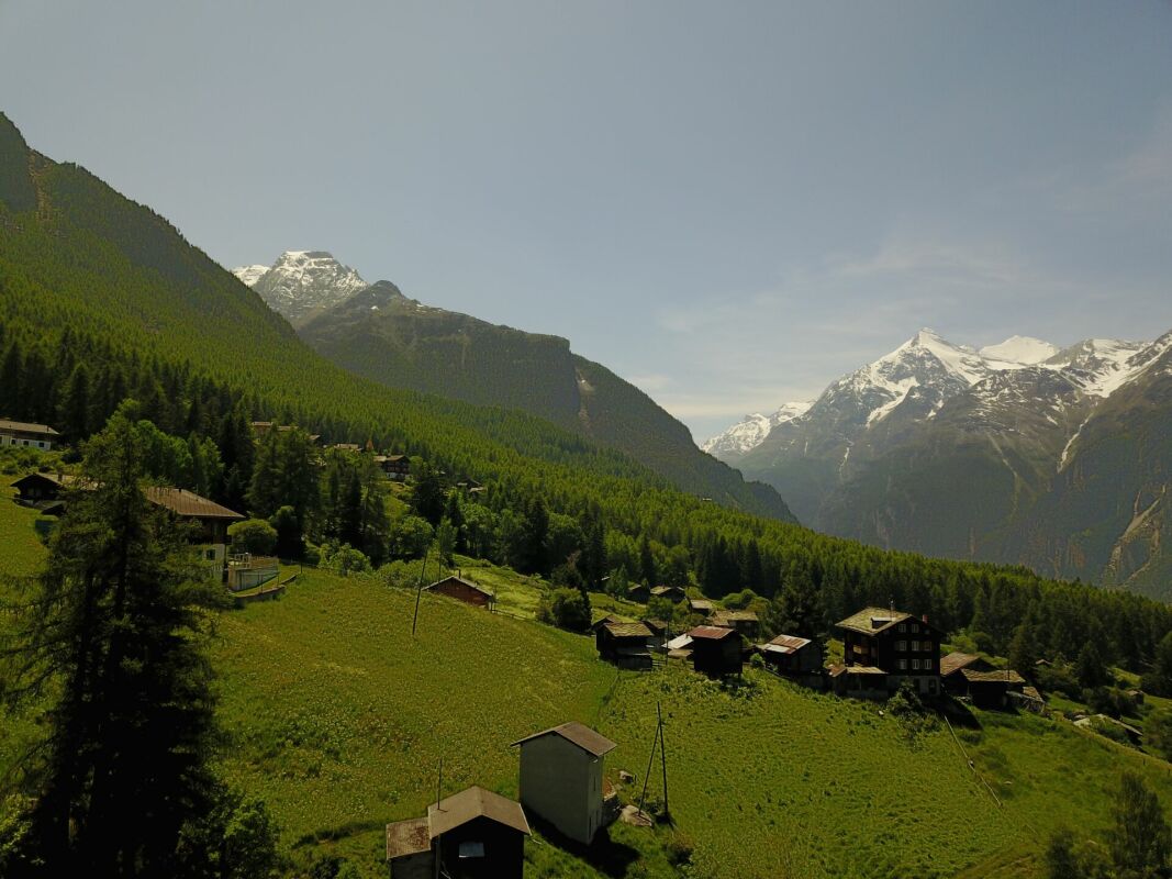 Berglandschaft mit verstreuten Chalets