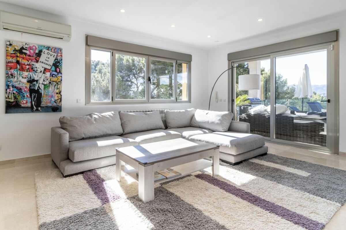 Helles Wohnzimmer mit Terrasse