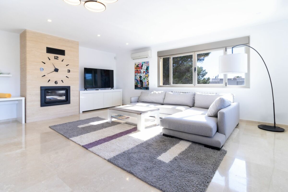 Helles, modernes Wohnzimmer mit Ecksofa und Kamin