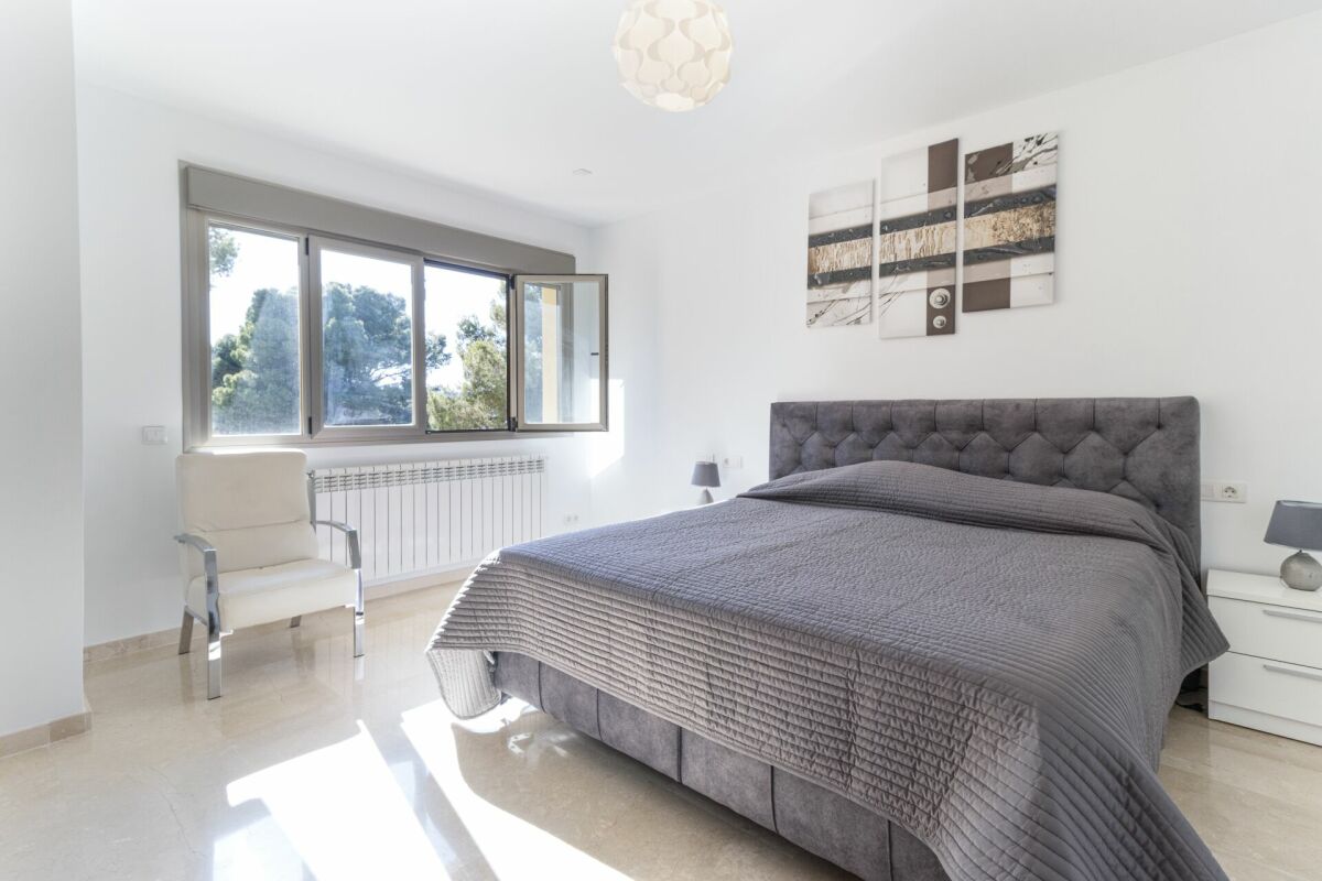 Helles Schlafzimmer mit großem Fenster