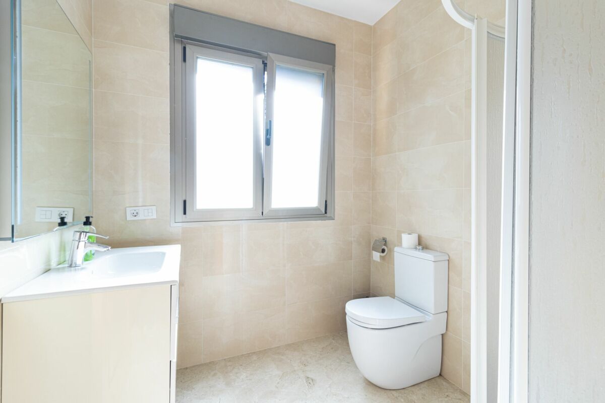 Helles Badezimmer mit WC und Waschtisch