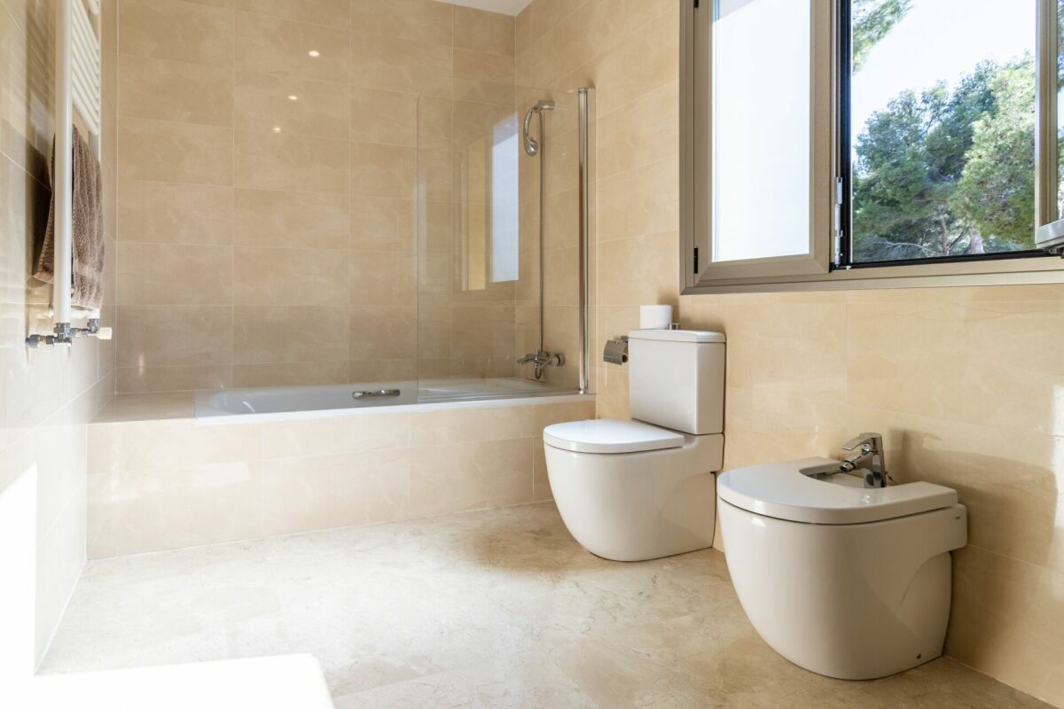 Helles Badezimmer mit Badewanne, Dusche und Bidet