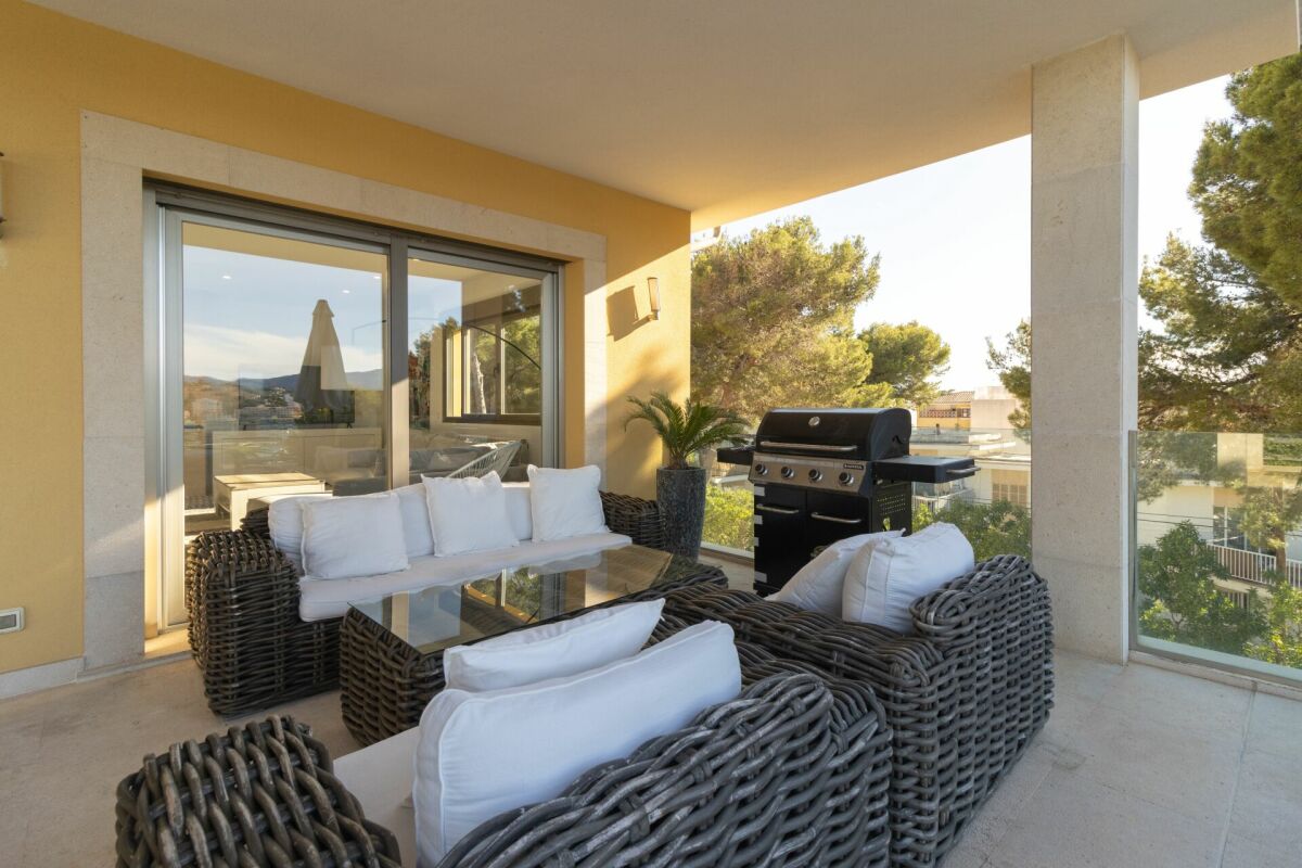 Überdachte Terrasse mit Lounge und Grill
