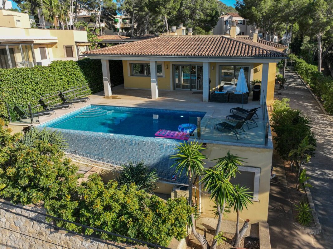 Außenansicht mit Pool und Terrasse