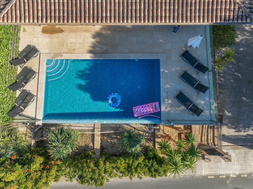 Luftaufnahme eines Pools mit Sonnenliegen
