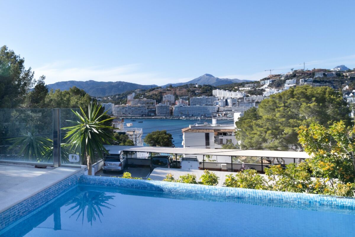 Außenansicht mit Pool und Meerblick