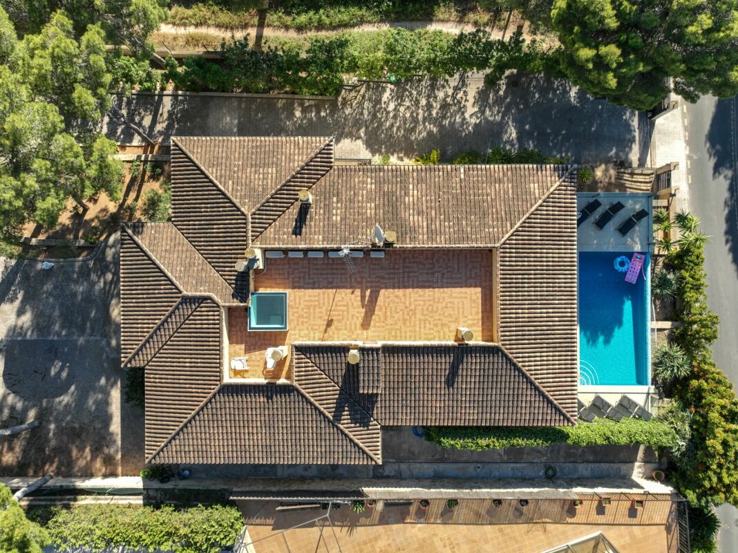 Luftaufnahme eines Hauses mit Pool