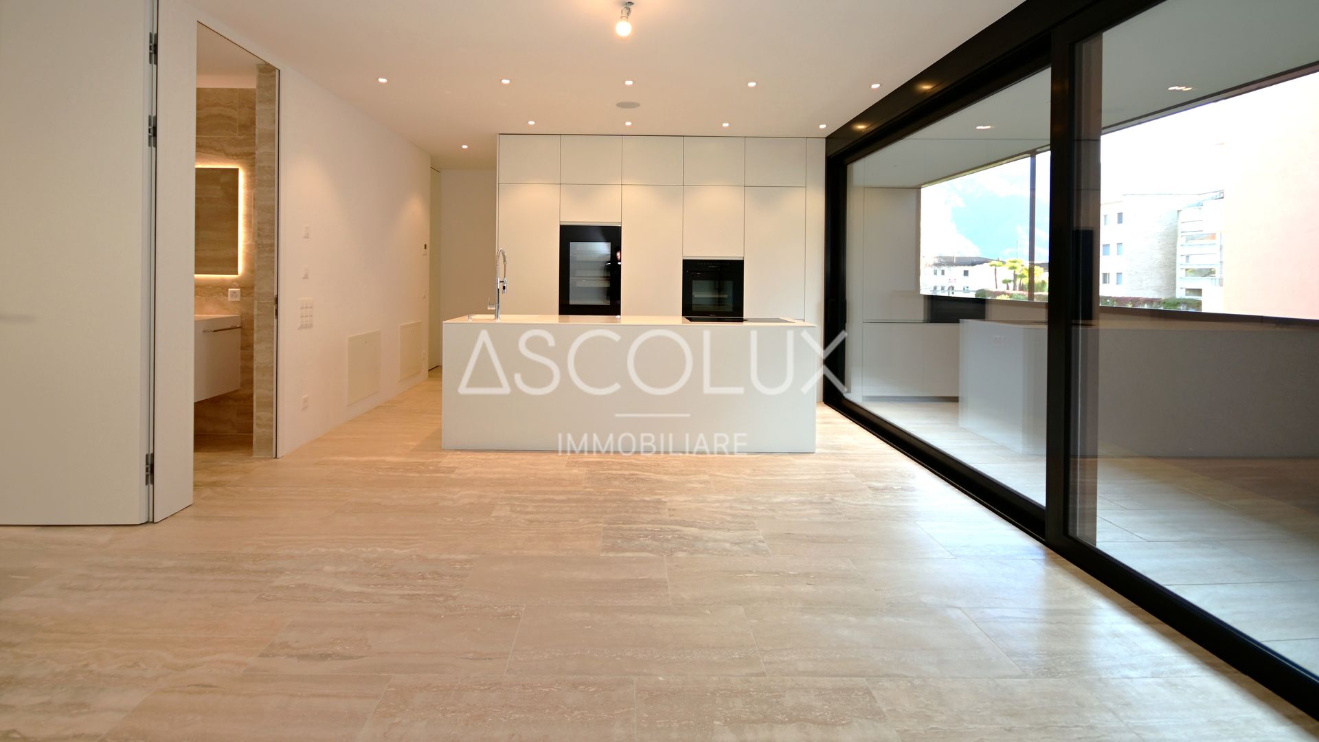 Moderne offene Küche mit großer Glasfront