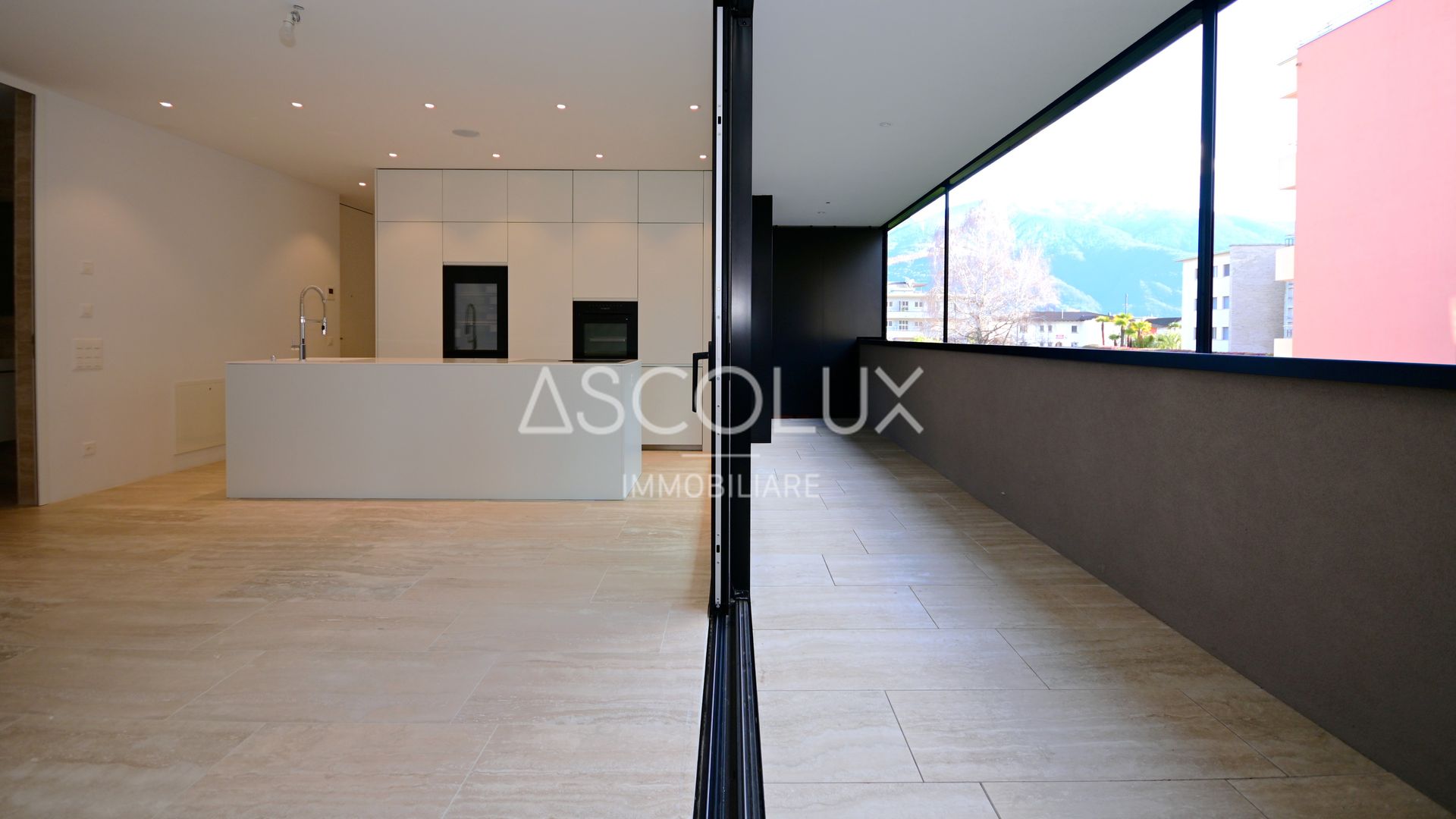 Moderne Küche mit angrenzender Loggia