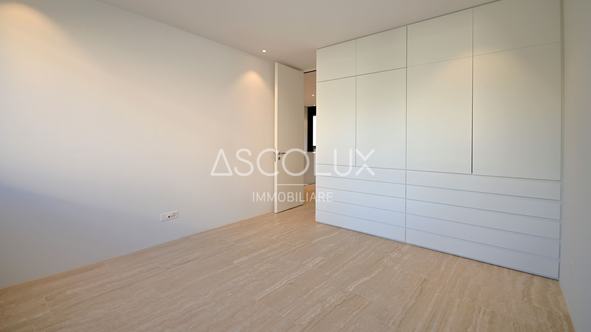 Helles Schlafzimmer mit Einbauschrank