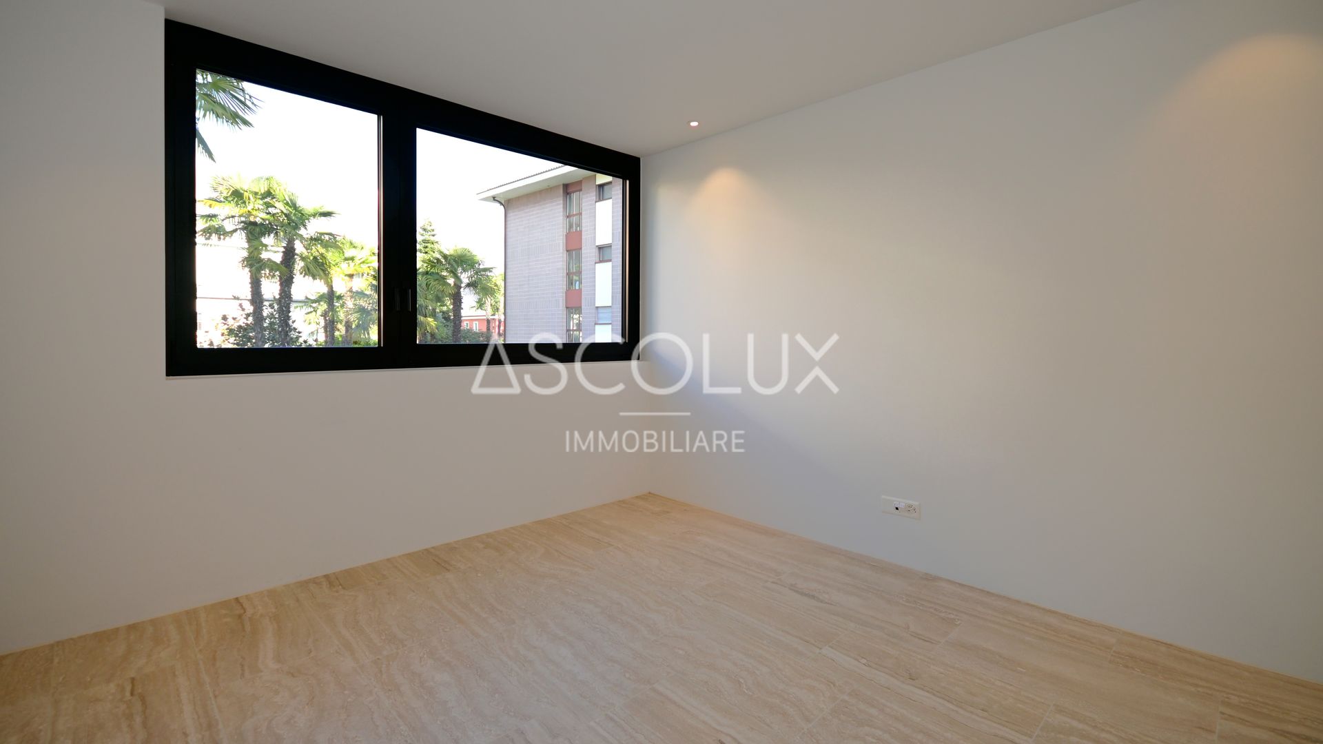 Leeres, modern renoviertes Zimmer mit großem Fenster