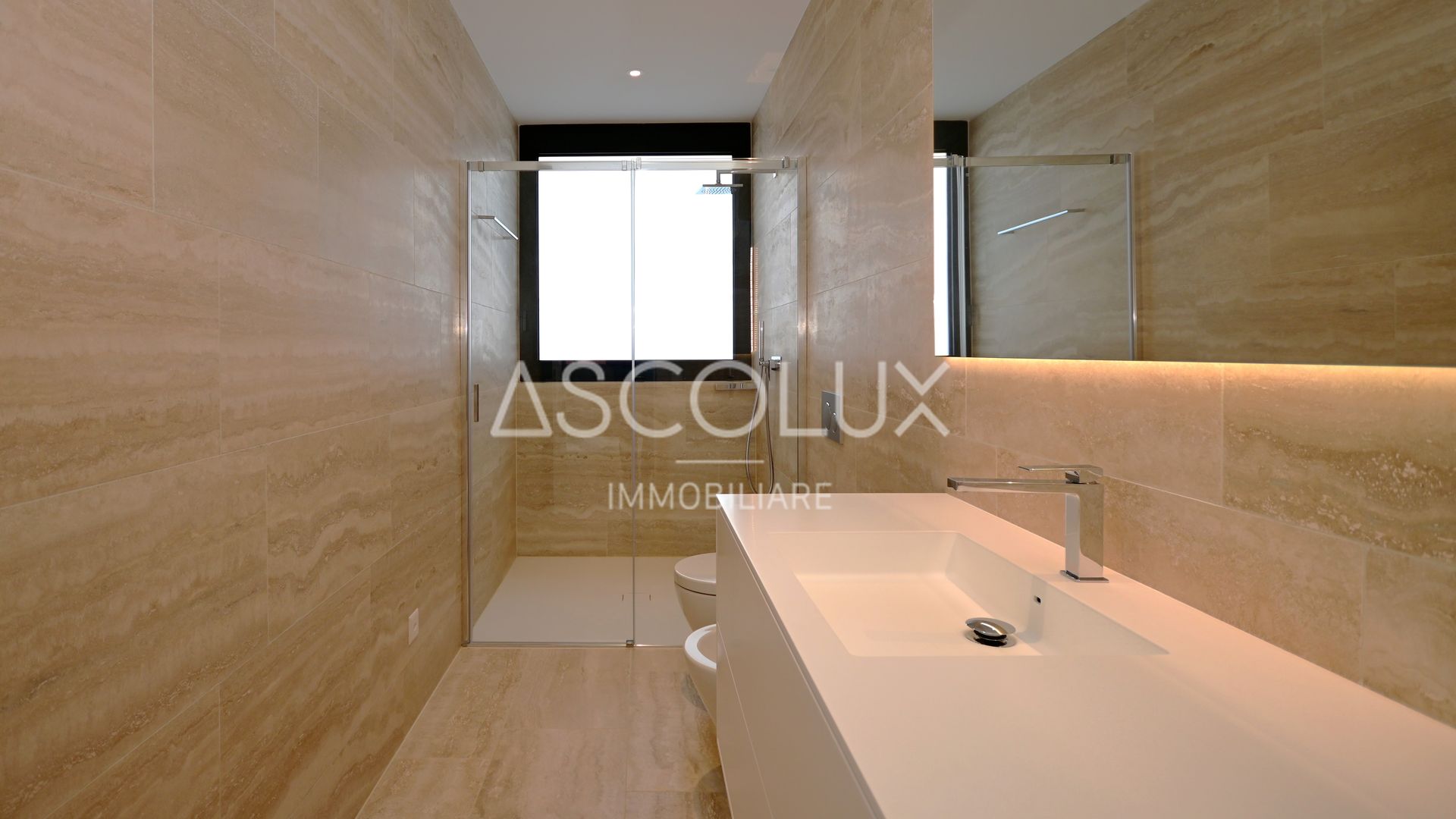 Modernes Badezimmer mit begehbarer Dusche und Doppelwaschtisch