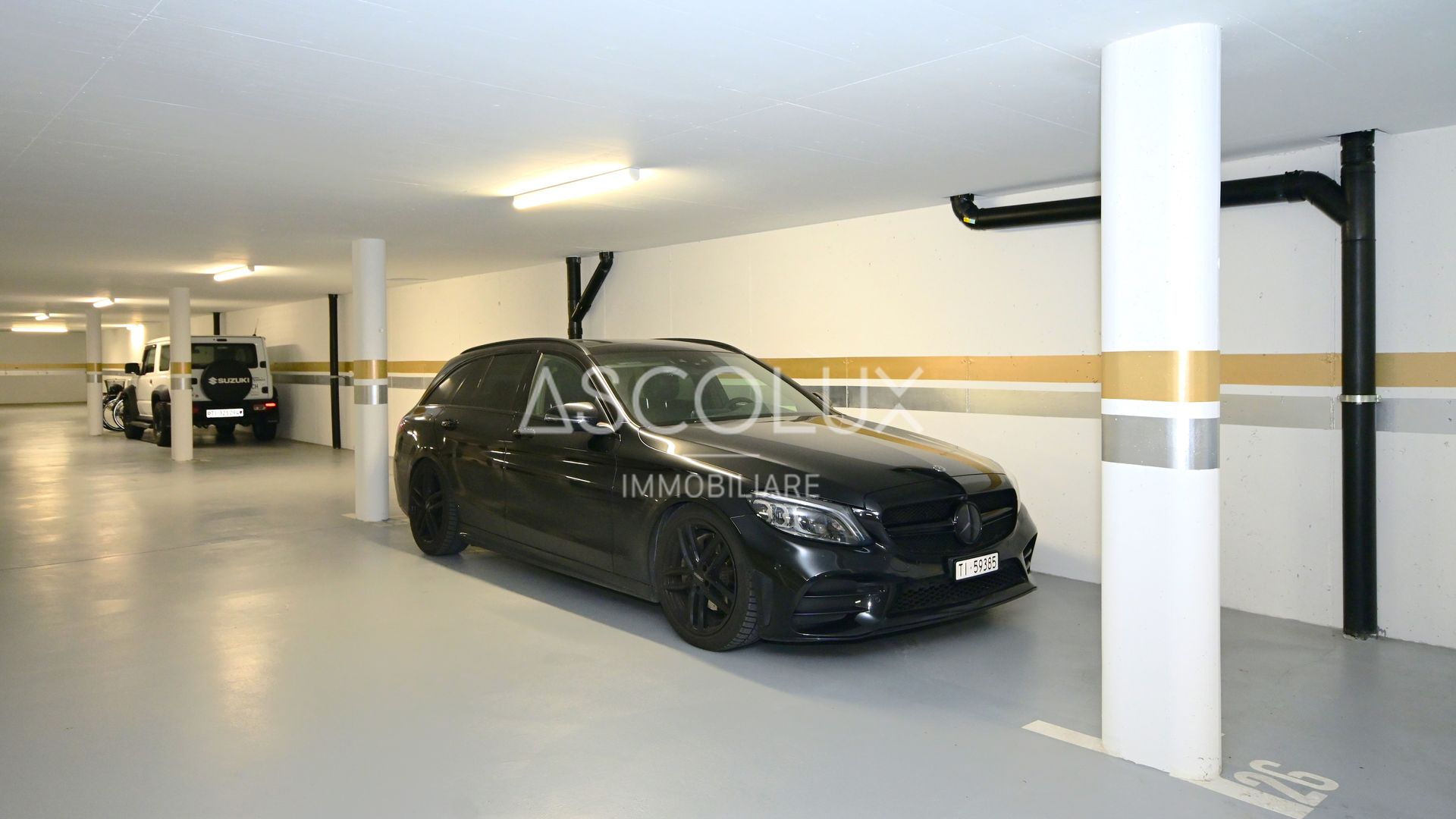Tiefgarage mit geparkten Fahrzeugen