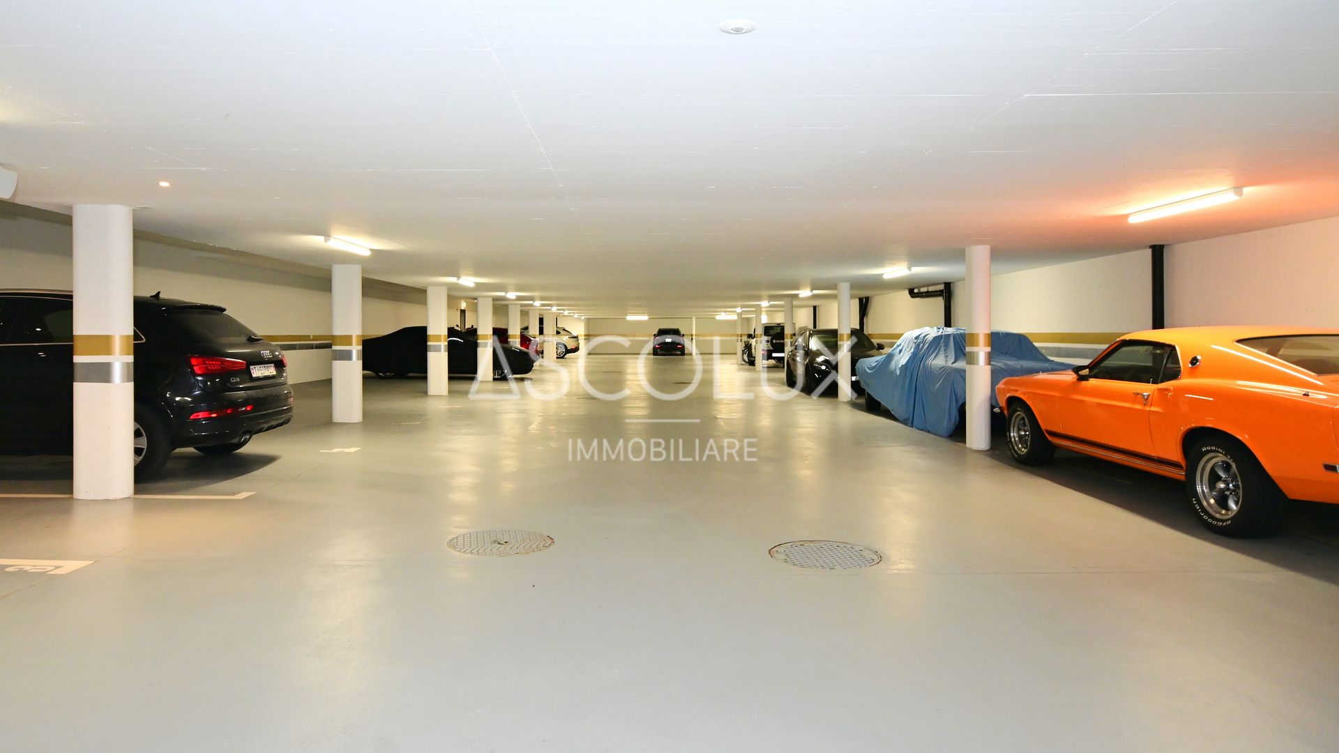 Tiefgarage mit mehreren geparkten Fahrzeugen