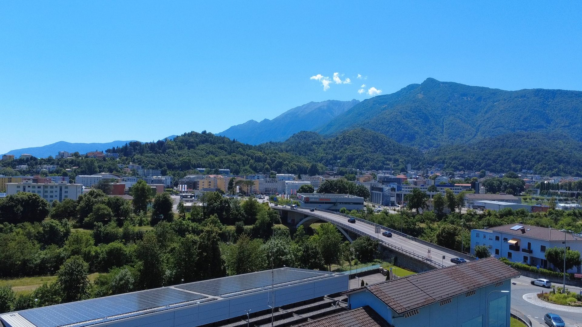 Bergpanorama über einer Stadt