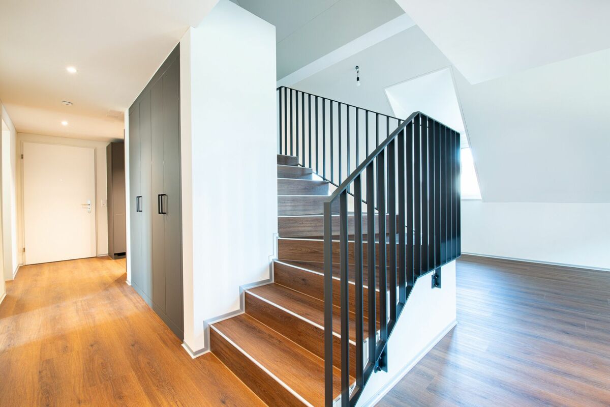 Modernes Treppenhaus mit Flur