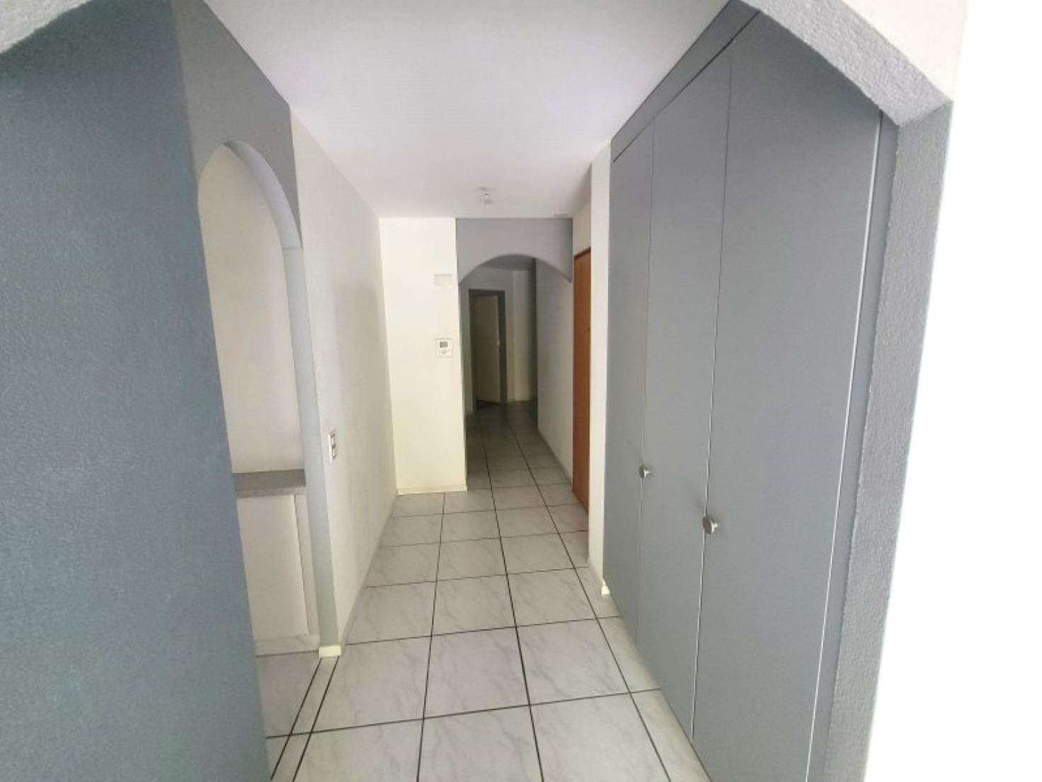 Flur mit Einbauschrank und Rundbogen