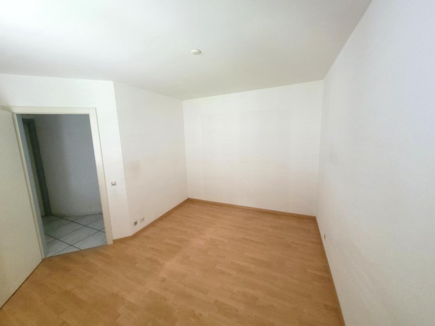 Leerer Innenraum mit Holzboden