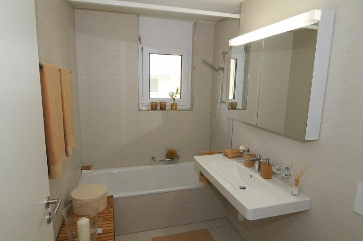 Modernes Badezimmer mit Badewanne und Waschtisch