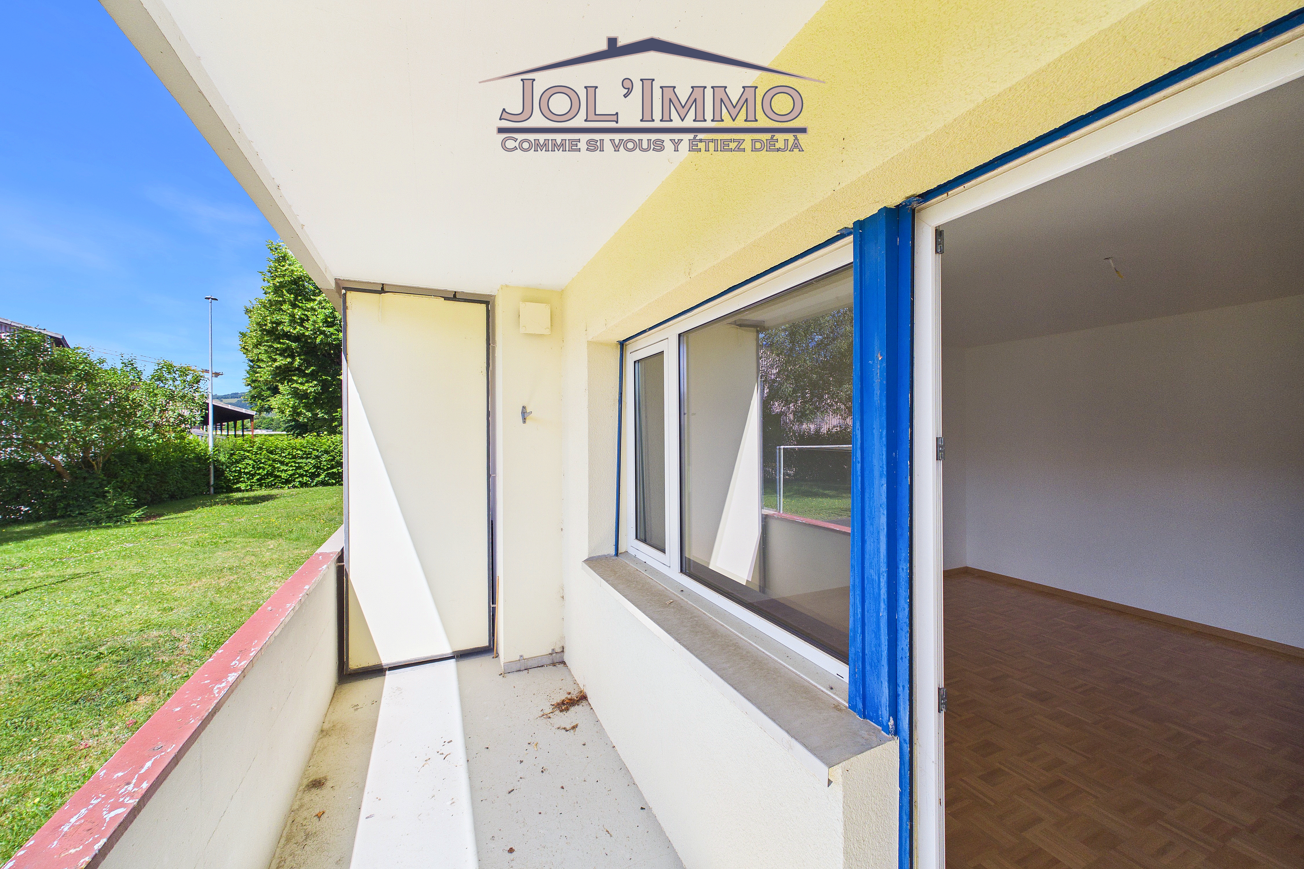 Balkon mit offenem Wohnraum und Gartenblick