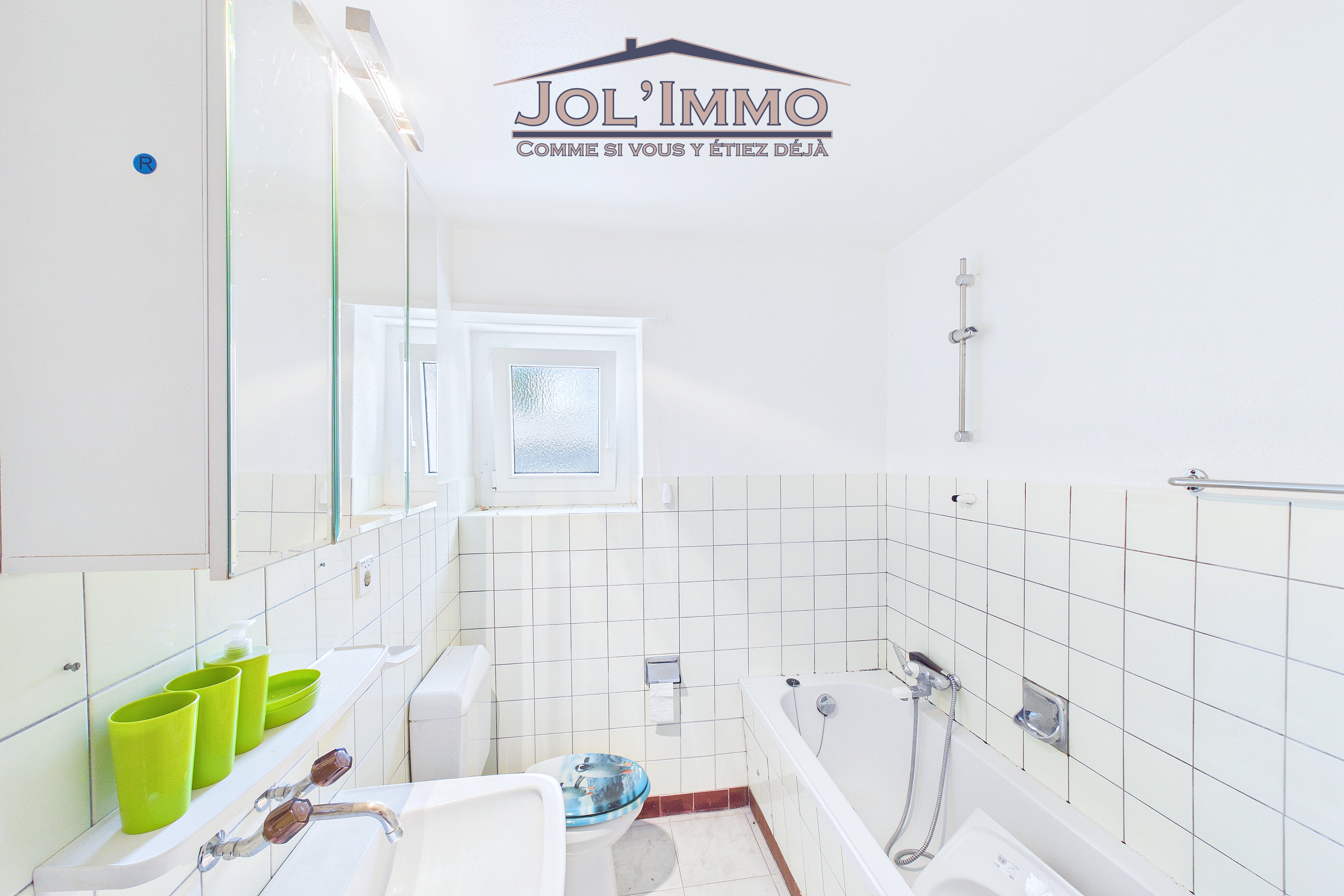 Kleines Badezimmer mit Badewanne und Waschbecken