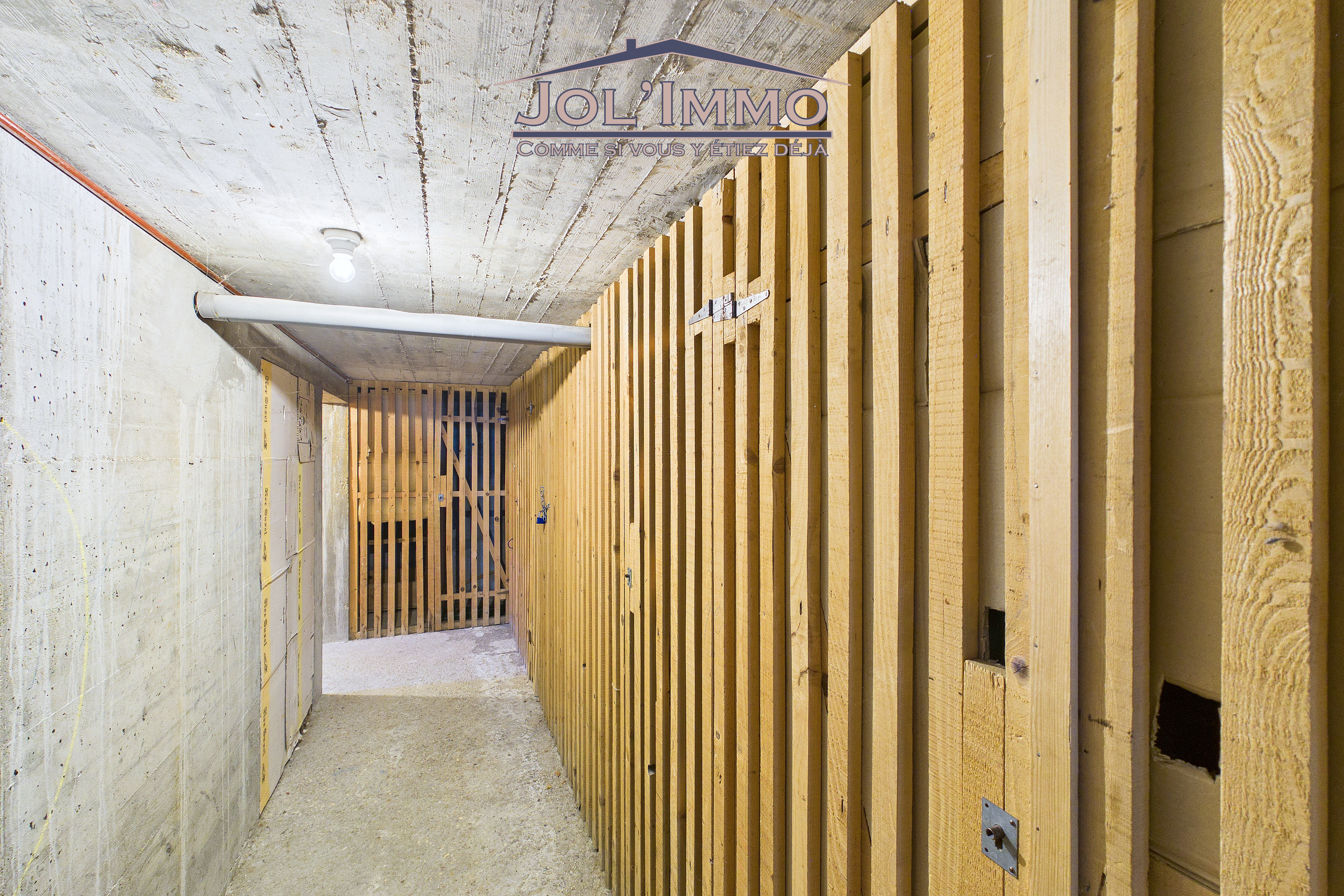 Kellerflur mit Holztüren und Betonwänden