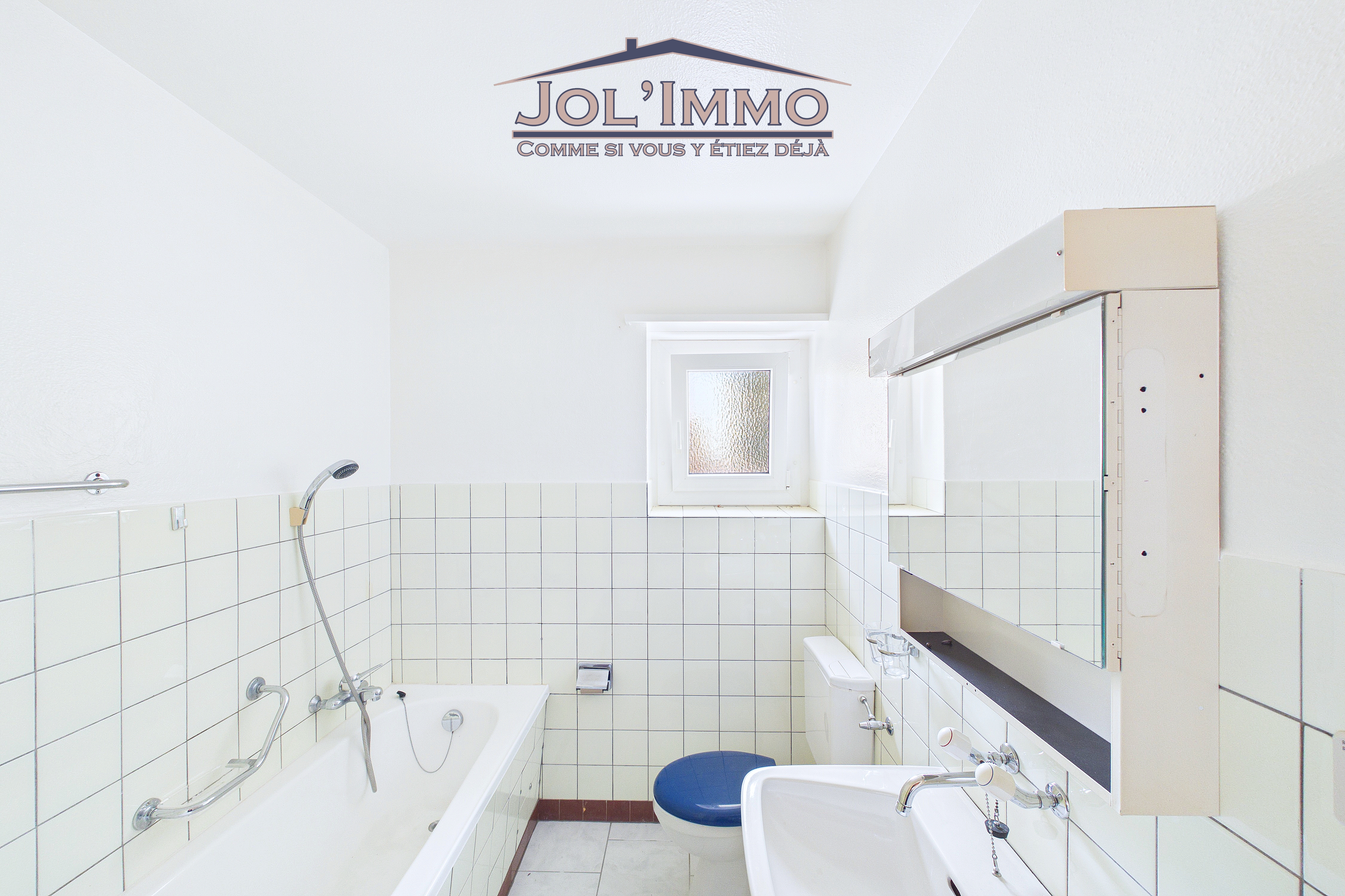 Badezimmer mit Badewanne und Waschtisch