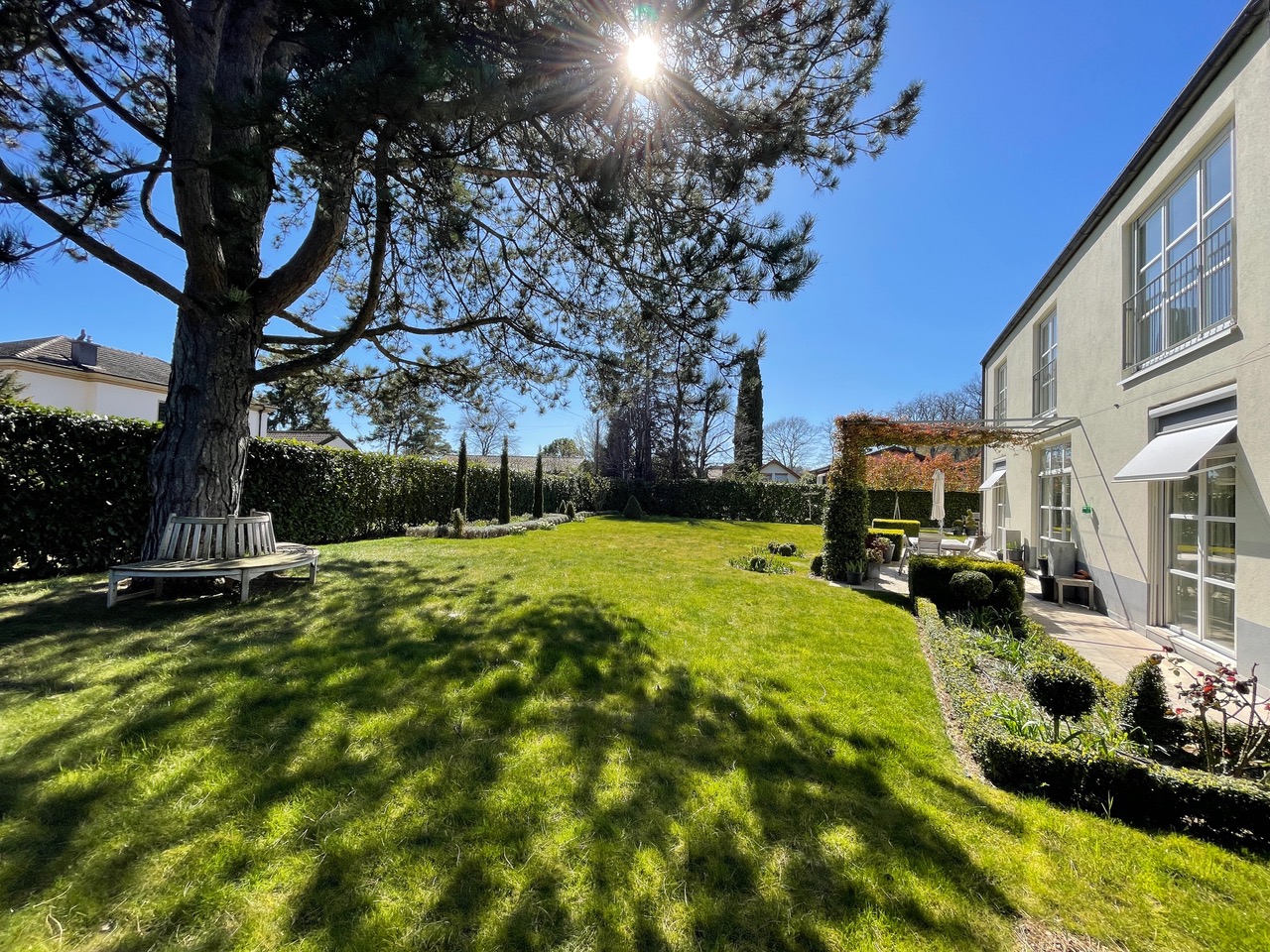 Großer Garten mit Terrasse und Hausfassade