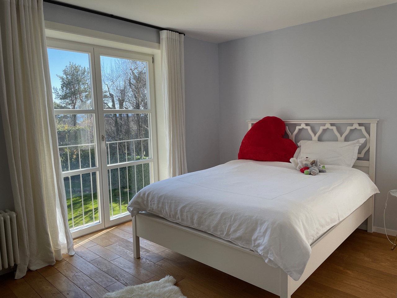 Helles Schlafzimmer mit Gartenblick