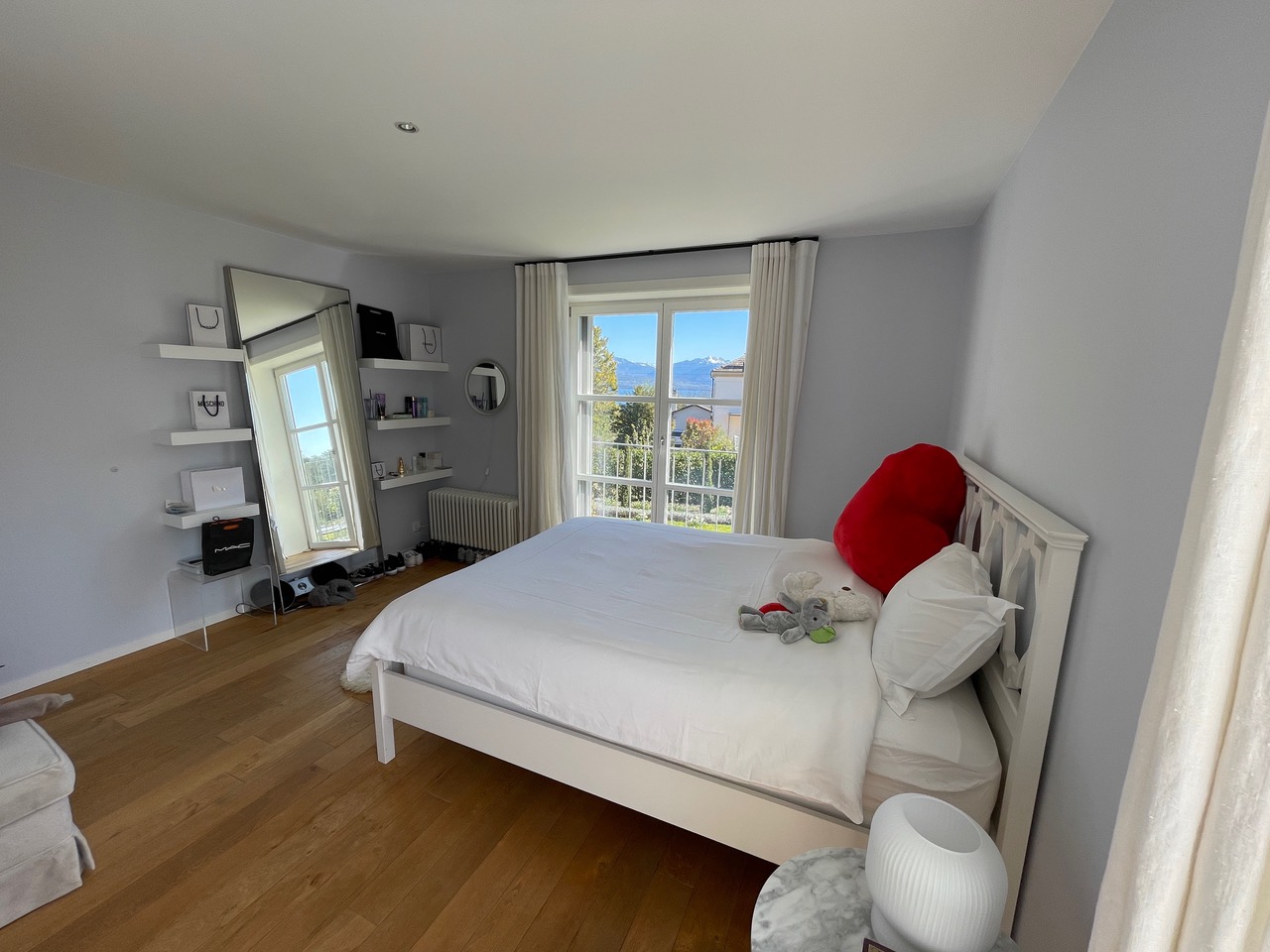 Helles Schlafzimmer mit Balkonblick