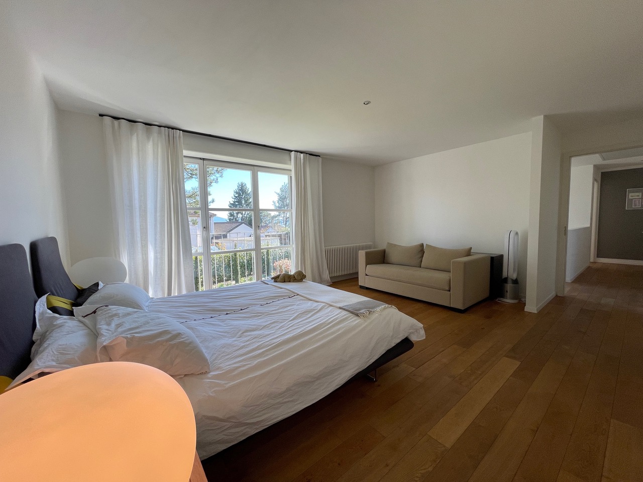 Helles Schlafzimmer mit Sitzbereich