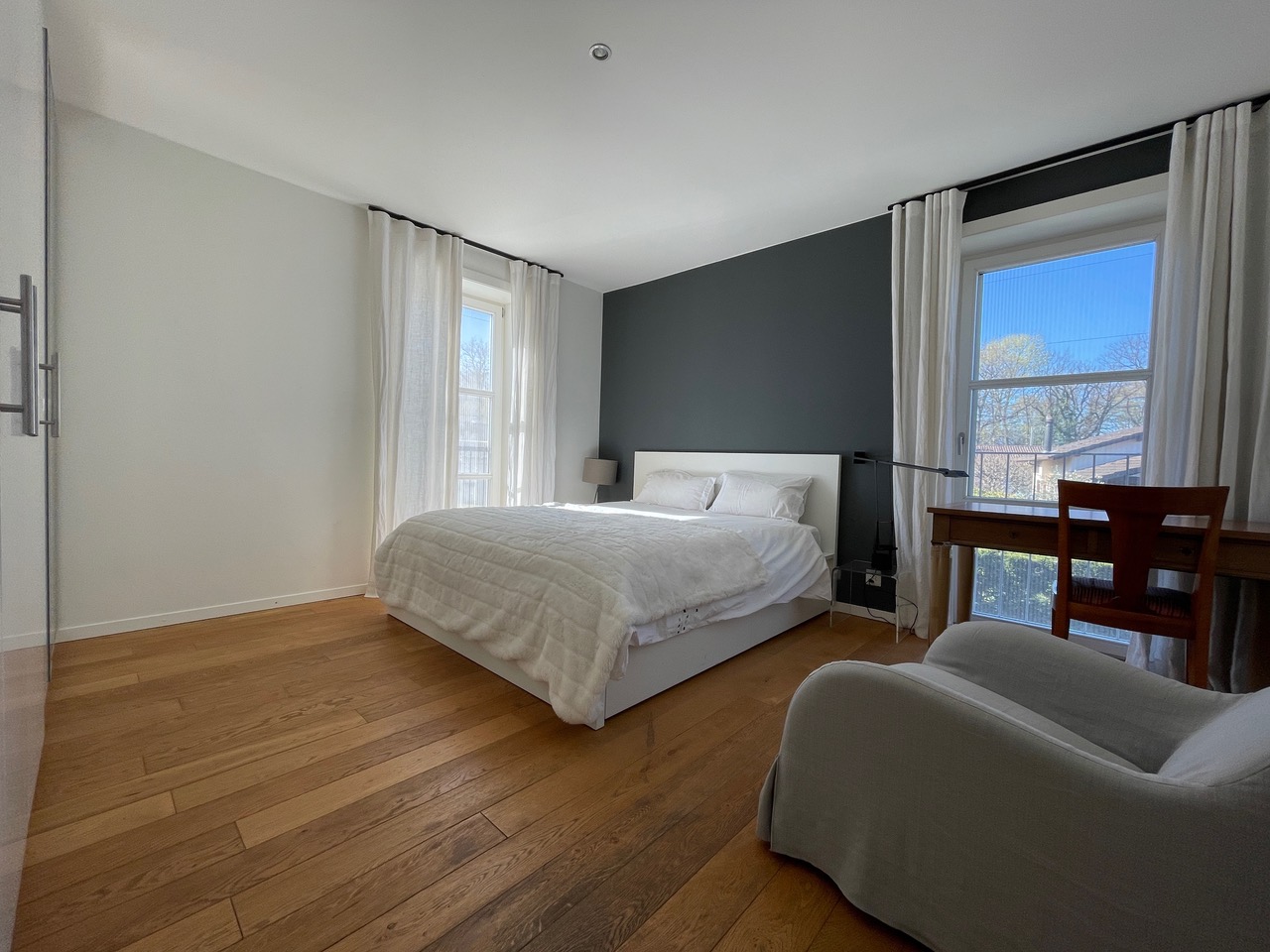 Helles Schlafzimmer mit großen Fenstern